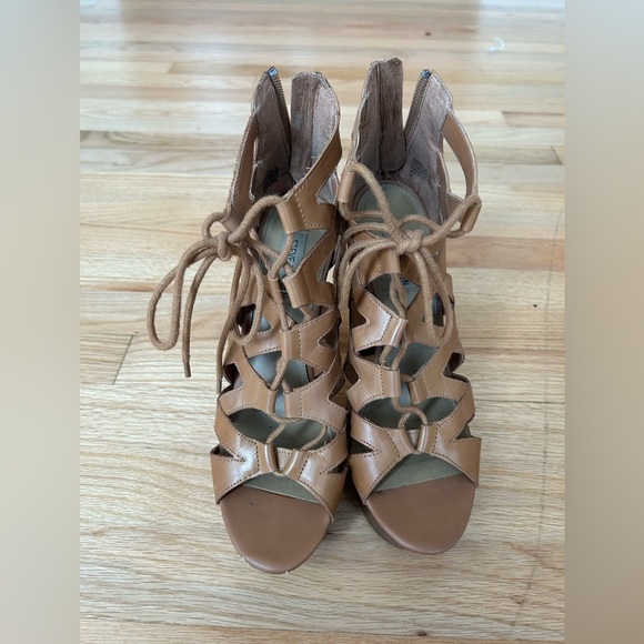 Sz 9 Steve Madden Tan lace up Heels - Picture 1 of 3